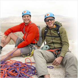 2 alpinistas en la cima en Joshua Tree