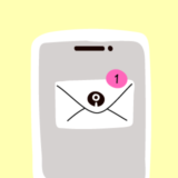 Una notificación de correo electrónico identificado con su logo se muestra en el dispositivo movil del usuario